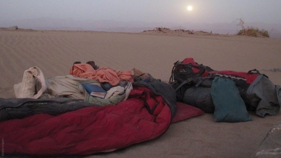 Expedition in die Wüste, Schlafsack, Dämmerung, Explore Chad
