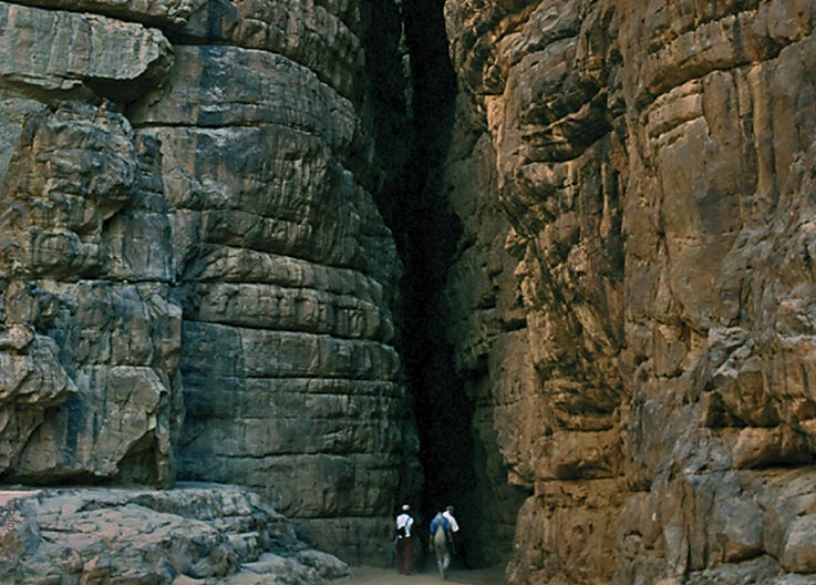 Das Ennedi Massiv, Expeditionsteilnehmer beim Eingang in eine enge Schlucht, Explore Chad
