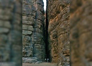 Das Ennedi Massiv, Expeditionsteilnehmer beim Eingang in eine enge Schlucht, Explore Chad
