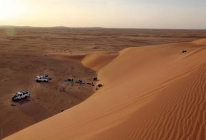 Research and expeditions in nothern Chad, the expedition stops at a dune, Explore Chad