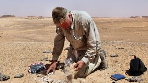 Expedition to Ounianga, Stefan Kröpelin inspecting archaeological sites, Explore Chad