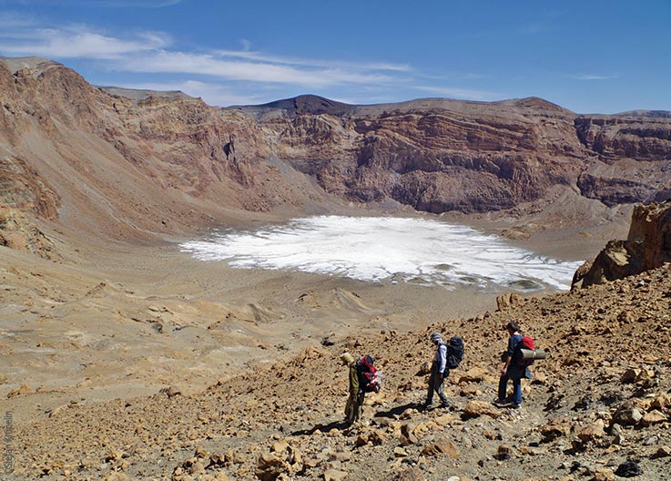 Das Tibesti Gebirge, Era Kohor, Abstieg in den Krater, Expeditonsteilnehmer zu Fuß mit Rucksäcken, Explore Chad